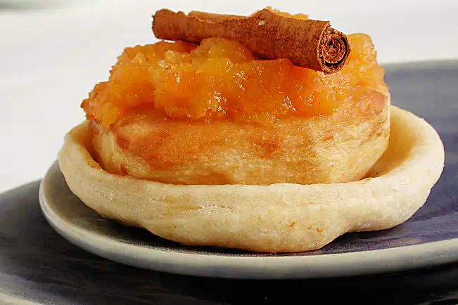 Tarte tatin individual com damasco e canela