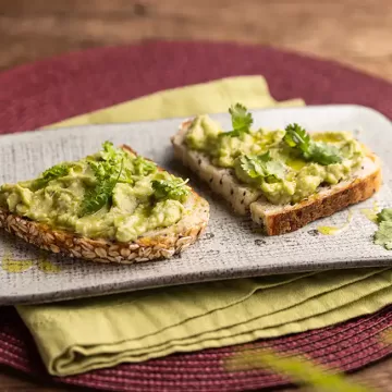 Tartine de avocado com coentro