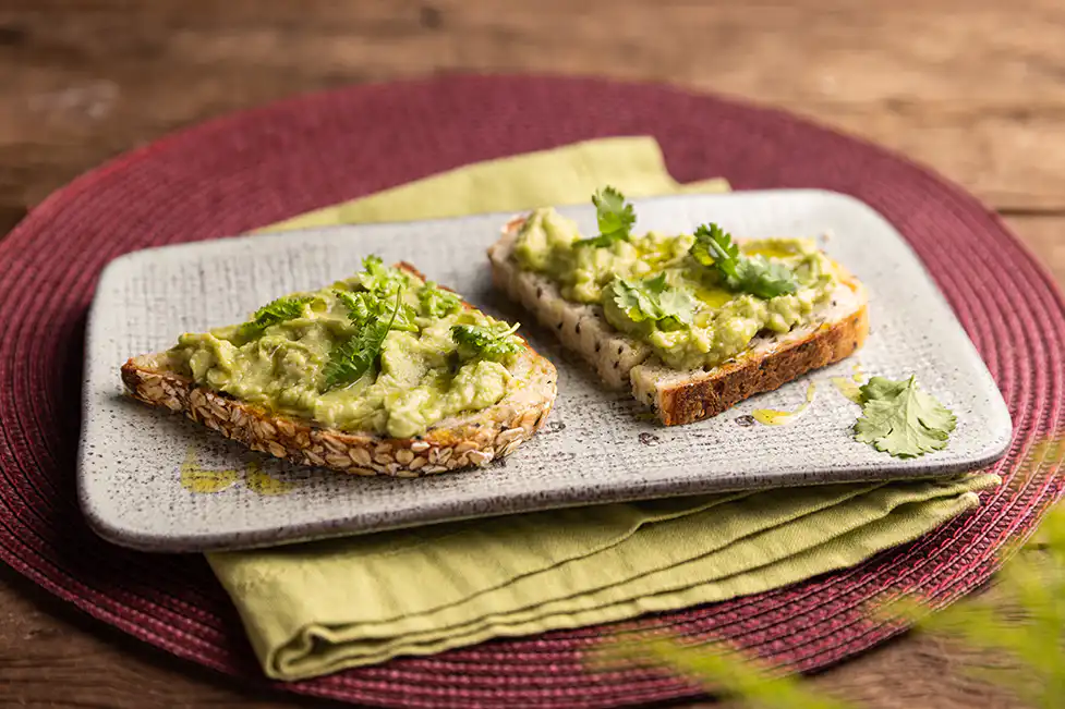 Tartine de avocado com coentro