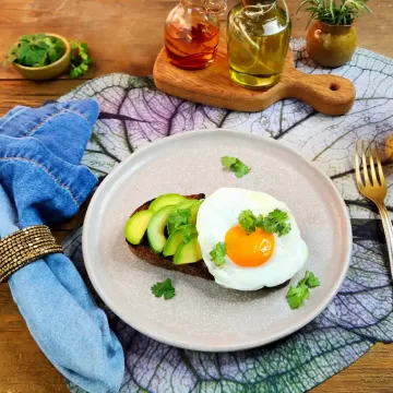 Tartine de avocado com ovo