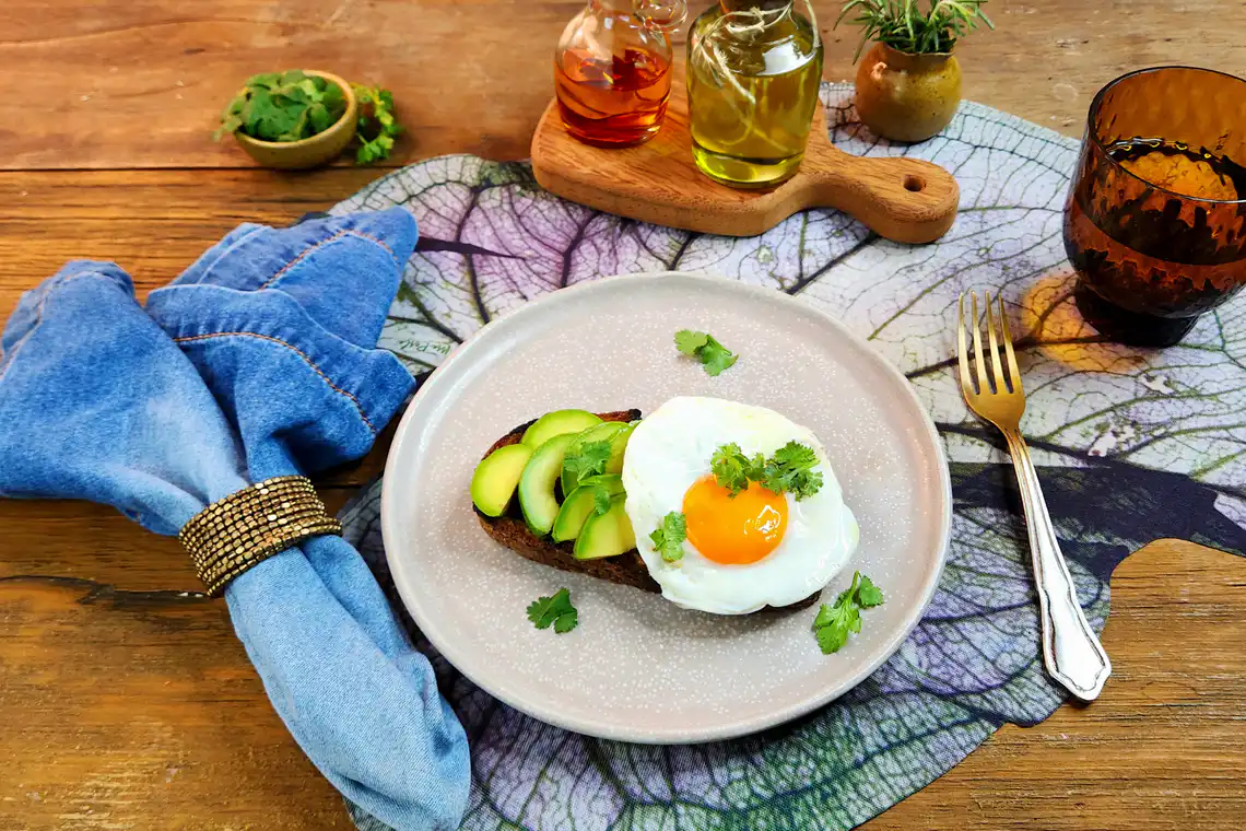 Tartine de avocado com ovo