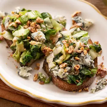 Tartine de escarola com gorgonzola e nozes