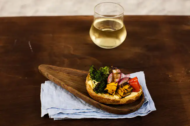 Tartine de legumes grelhados com maionese caseira