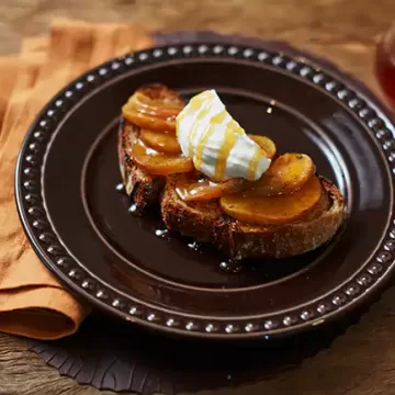 Tartine de maçã com mel e canela