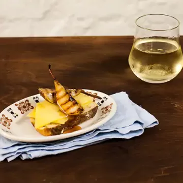 Tartine de queijo com pera grelhada