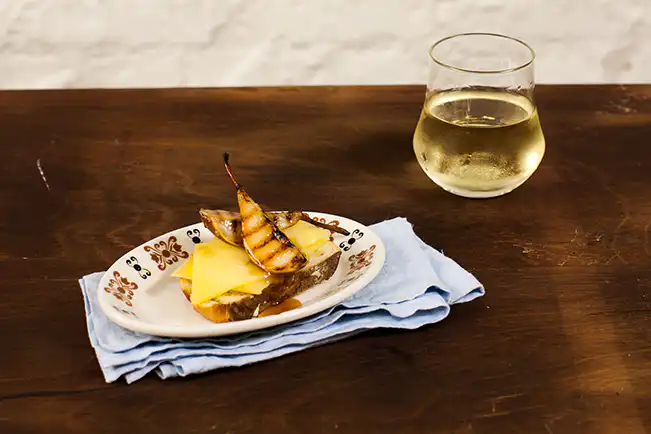Tartine de queijo com pera grelhada
