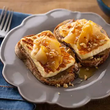 Tartine de queijo grelhado com pera cozida