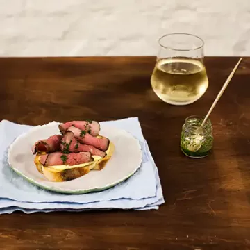 Tartine de rosbife com maionese de wasabi