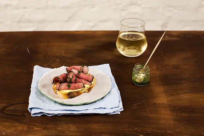 Tartine de rosbife com maionese de wasabi