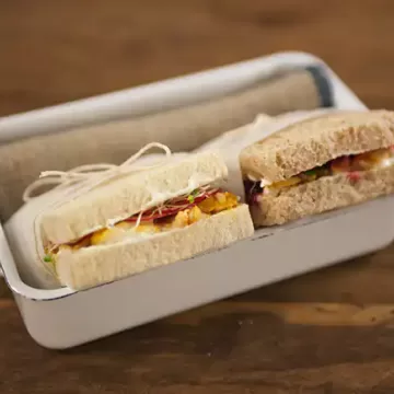 Tea sandwich (sanduíche frio de peixe)