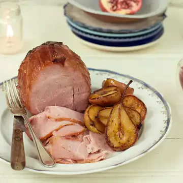 Tender com frutas douradas e molho de romã
