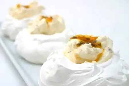 Tigelinhas de suspiro com maracujá