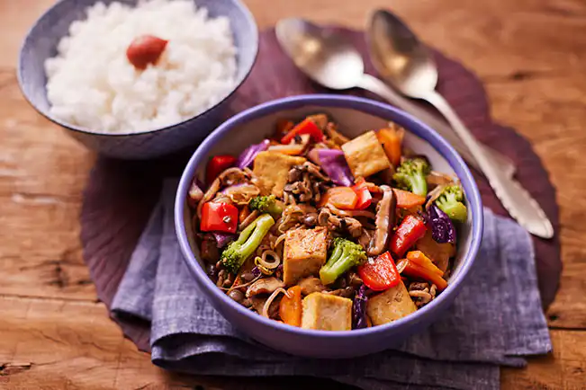 Tofu salteado com cogumelos e vegetais (tōfu yasai itame)