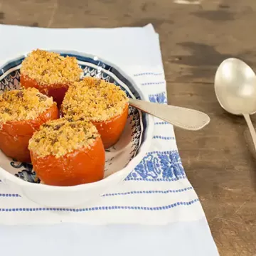 Tomate recheado com farofa de aliche