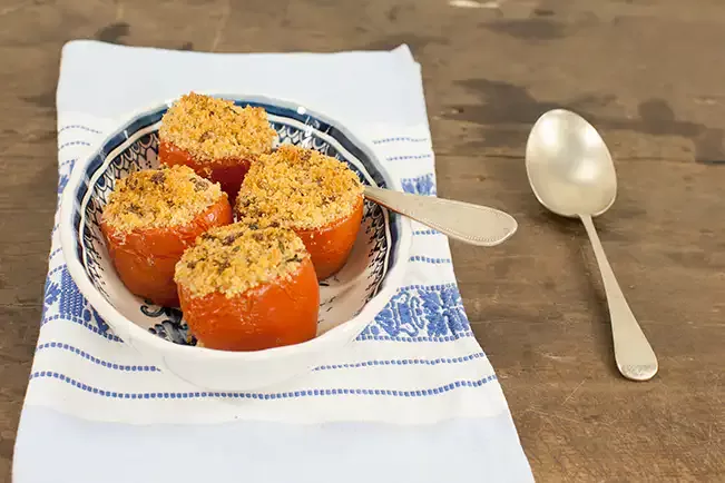 Receita de Tomate recheado com farofa de aliche