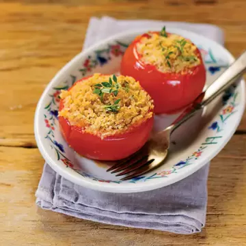 Tomate recheado com farofa de parmesão