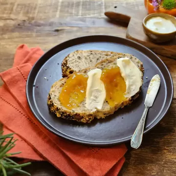 Torrada com geleia de laranja e queijo de iogurte