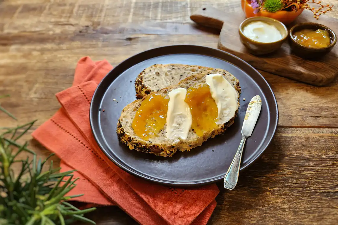 Torrada com geleia de laranja e queijo de iogurte
