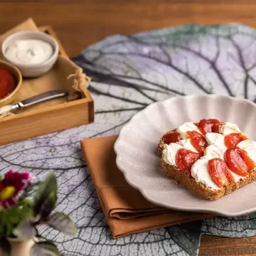 Torrada de pão integral com goiabada e requeijão