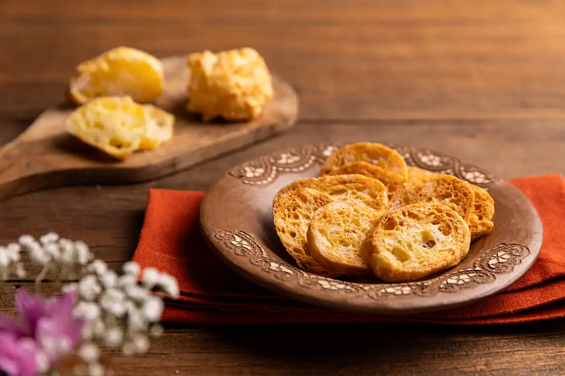Torradinhas de pão de queijo (reaproveitamento)