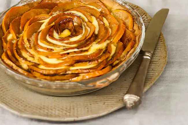 Torta de caqui com creme de limão