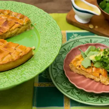 Torta de queijo com cebola caramelizada