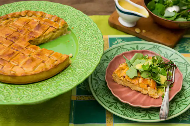 Torta de queijo com cebola caramelizada