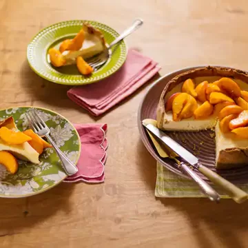 Torta de ricota com pêssegos macerados