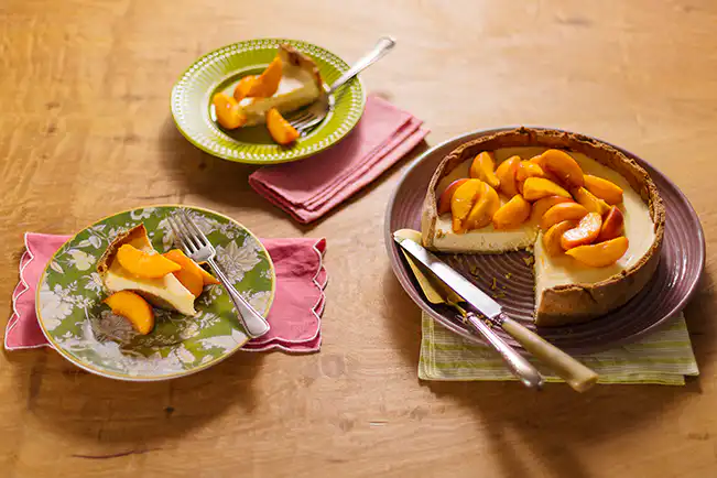 Torta de ricota com pêssegos macerados