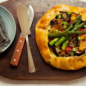Torta rústica de legumes com aspargos frescos