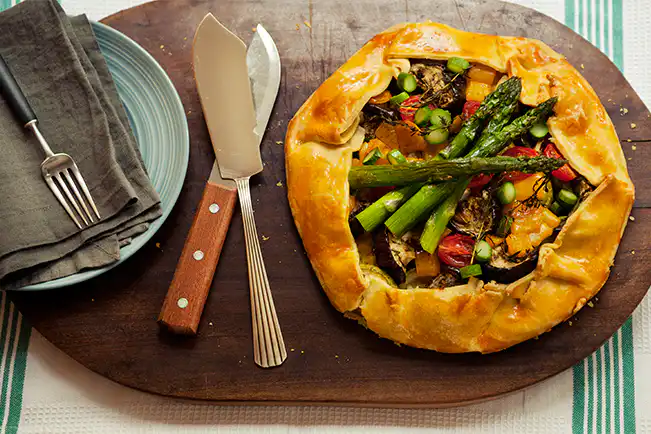 Torta rústica de legumes com aspargos frescos