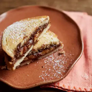 Tostex de banana com creme de avelã e chocolate