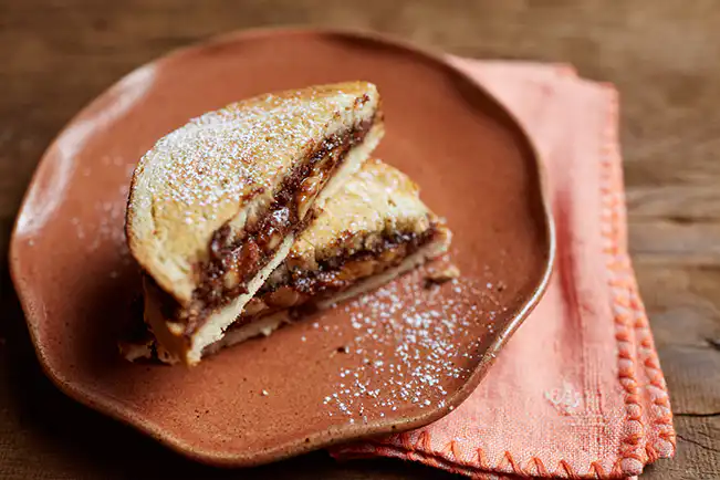 Tostex de banana com creme de avelã e chocolate