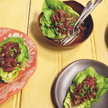 Trouxinha de alface e carne-seca acebolada