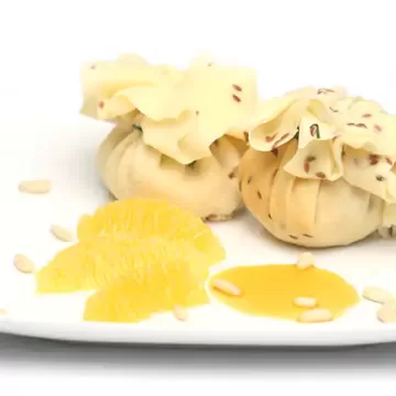 Trouxinha de frango e gengibre com molho de laranja