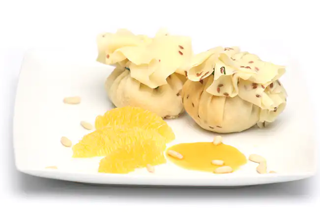 Trouxinha de frango e gengibre com molho de laranja