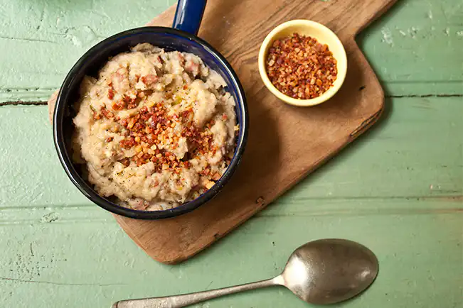 Tutu de feijão-branco com bacon crocante