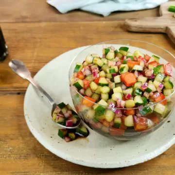 Vinagrete de pepino e tomate com balsâmico
