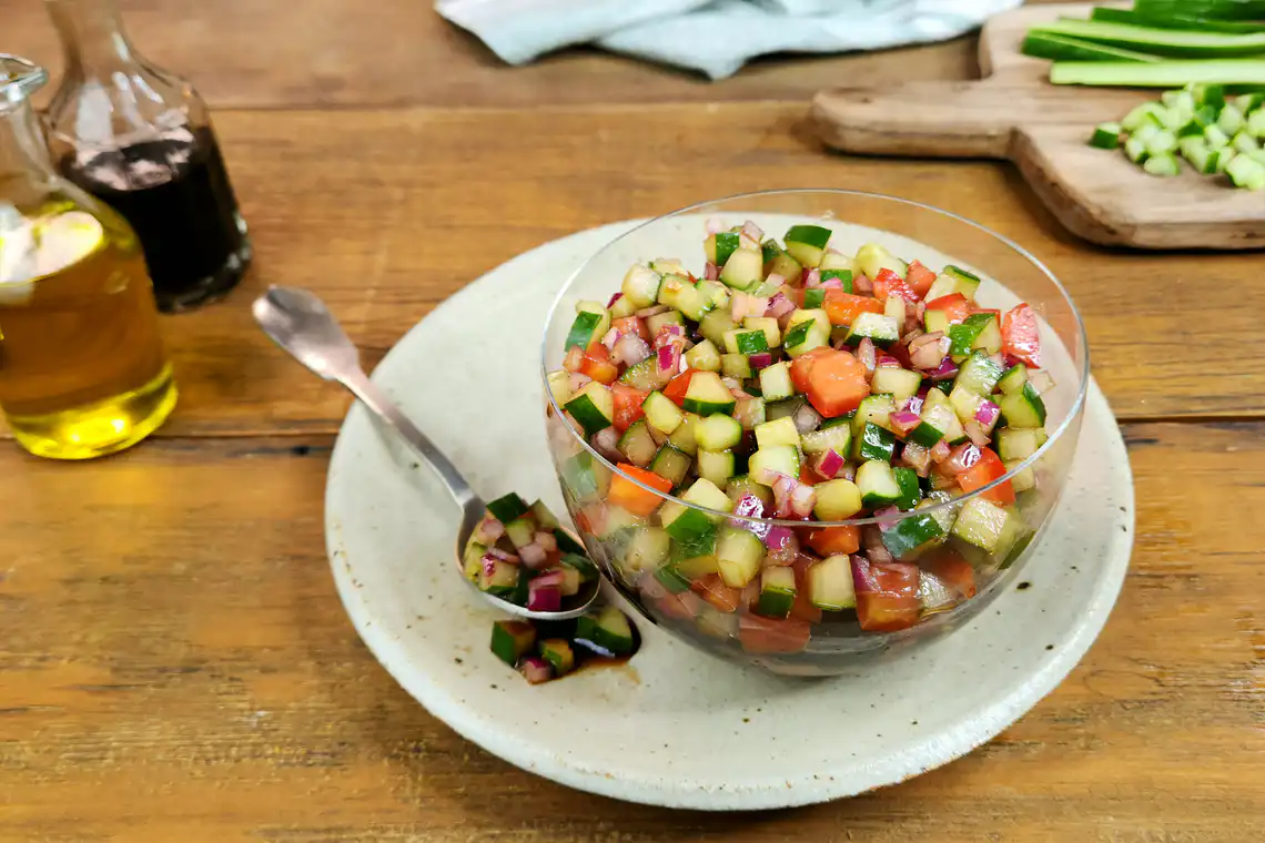 Vinagrete de pepino e tomate com balsâmico