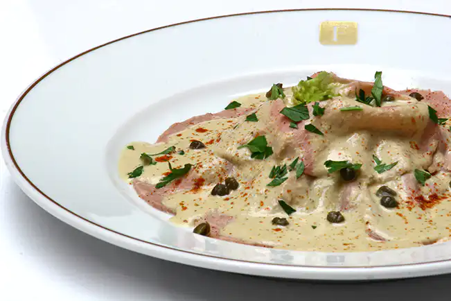 Vitello tonnato - fatias de carne de vitela com molho de atum