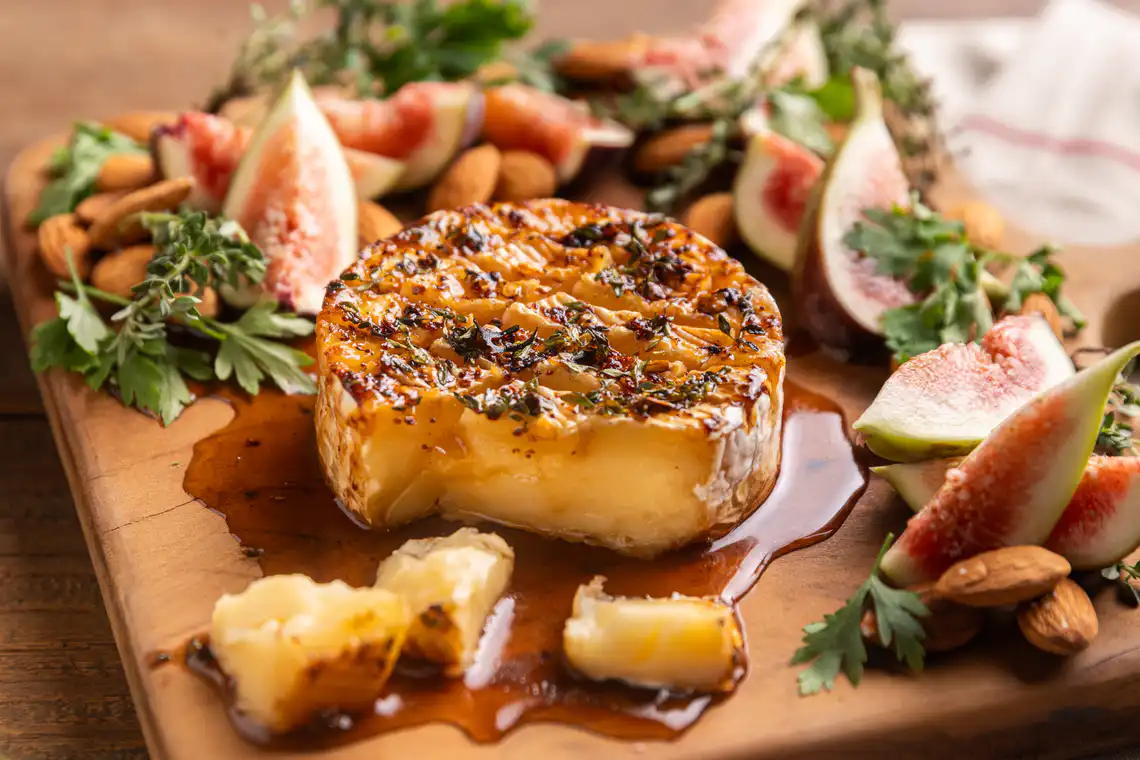 Foto da receita pronta de Brie folhado com mel