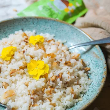 Arroz aromático de coco com amendoim