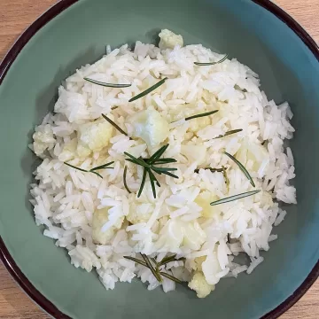 Arroz com couve-flor e alecrim