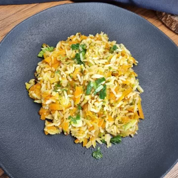 Arroz frito com cenoura e abobrinha