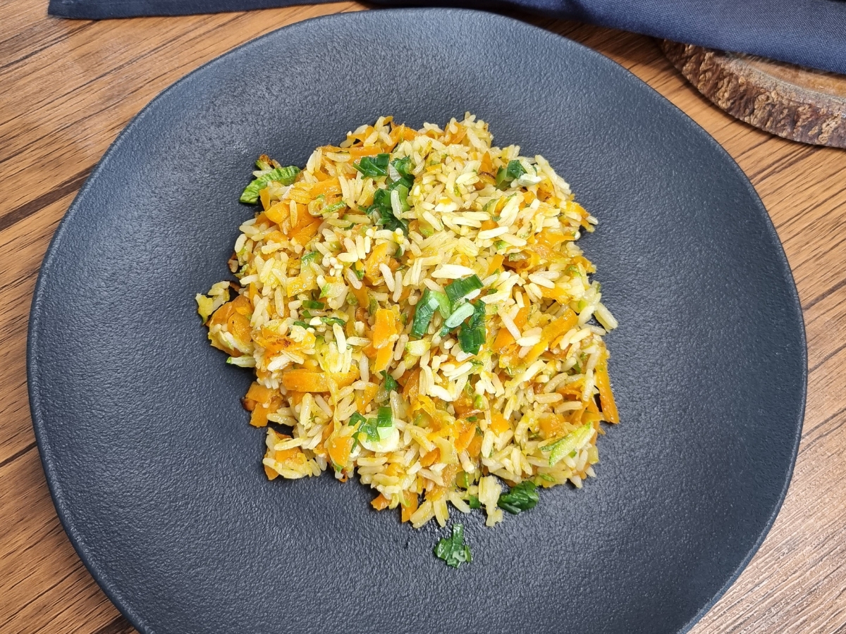 Arroz frito com cenoura e abobrinha
