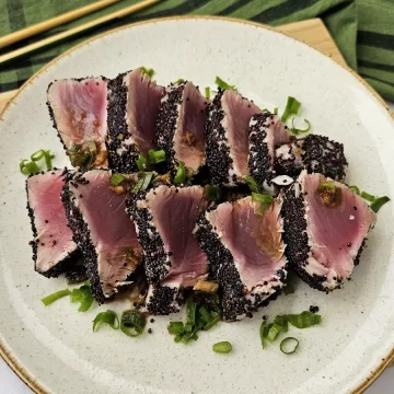 Atum com crosta de quinoa