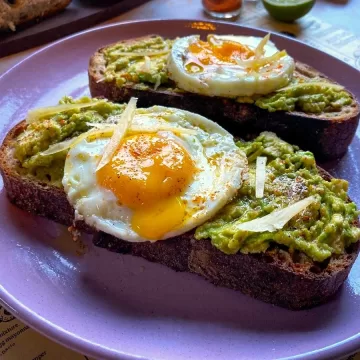 Avocado toast com ovo