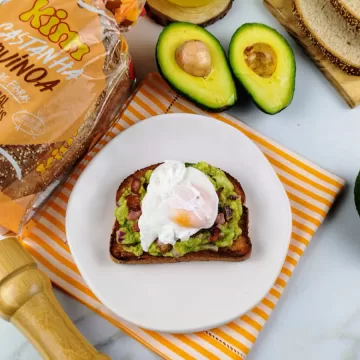 Avocado toast com ovo poché