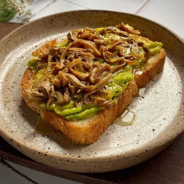 Avocado toast com shimeji