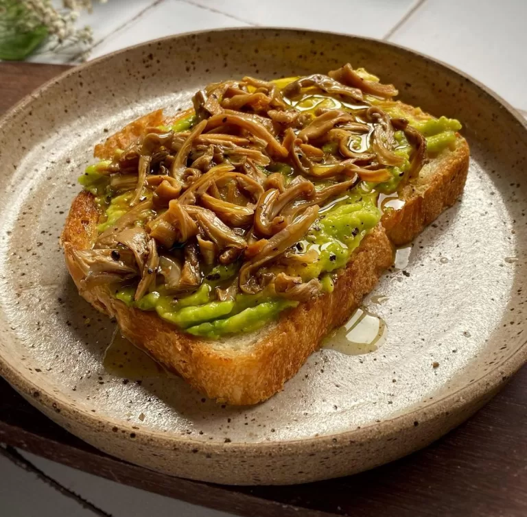 Receita de Avocado toast com shimeji